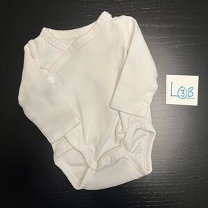 $3.00 💝 H&M 0-1m NB White Wrap Style Onesie
